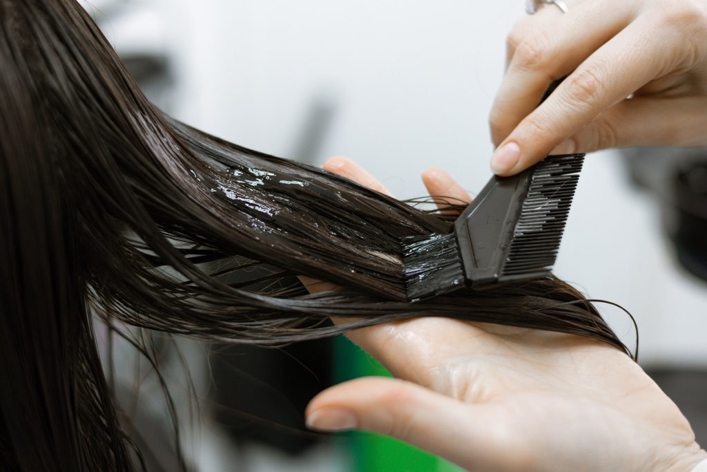 Quel sérum pour prendre soin de ses cheveux secs et abîmés ?