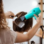 Brushing sèche cheveux : conseils pros pour un volume longue durée brushing-seche-cheveux