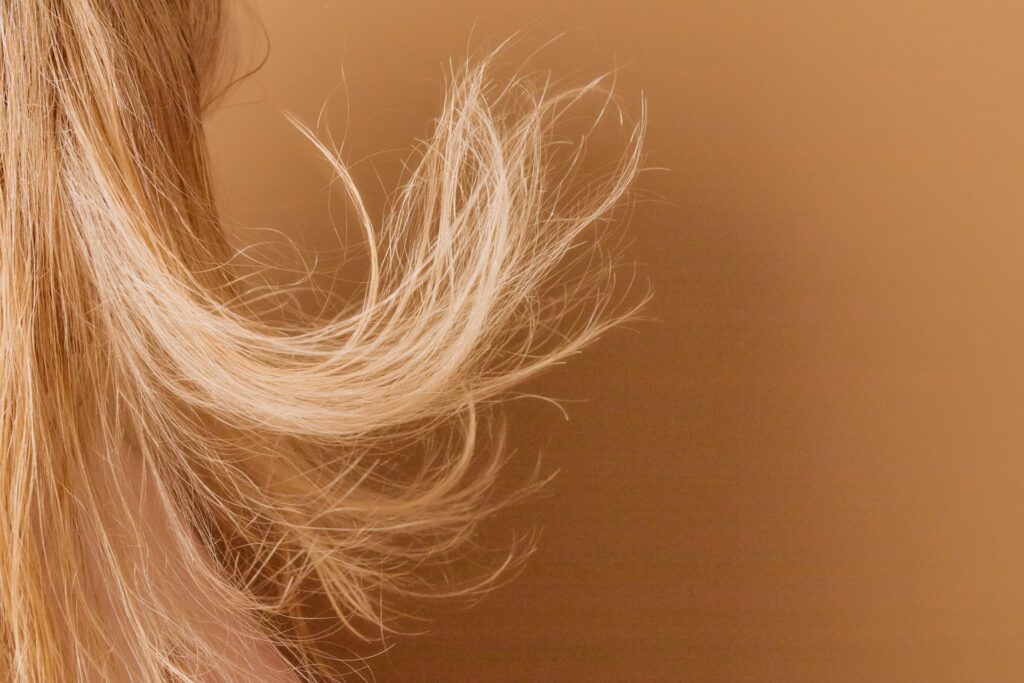 cheveux-qui-rebiquent