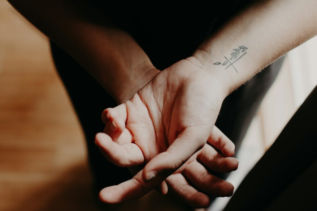 petit-tatouage-main-femme