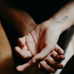 Petit tatouage main femme : inspirations minimalistes tendance petit-tatouage-main-femme