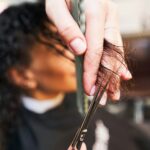 Couper cheveux ondulés : les erreurs à éviter pour garder du volume couper-cheveux-ondules