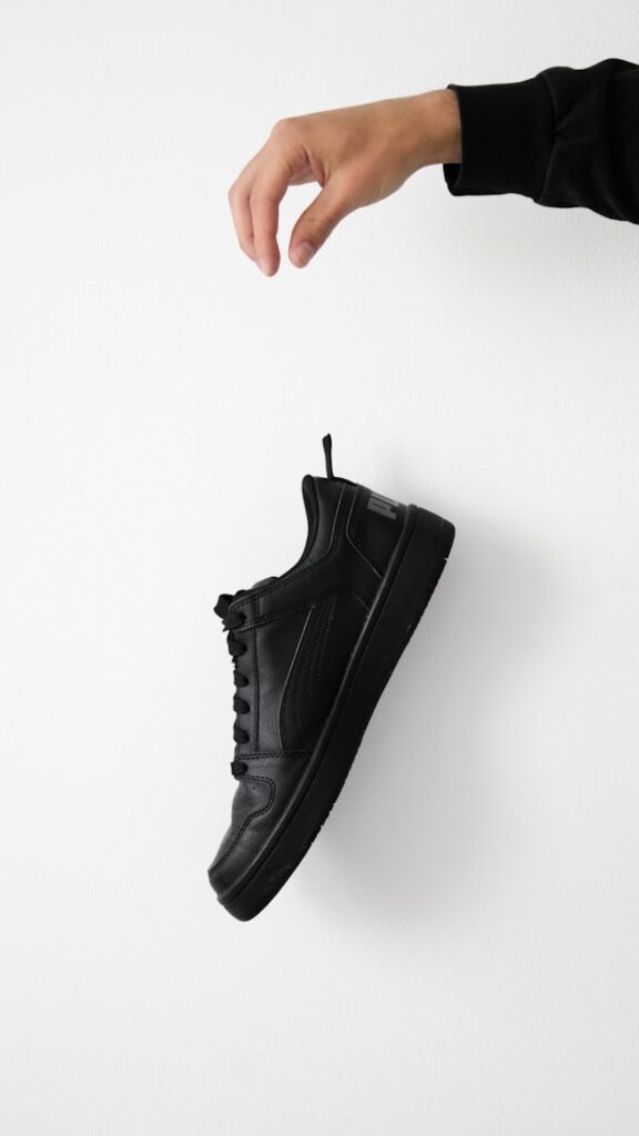 paire de sneakers noires paire de sneakers noires