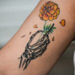 Tatouage hommage décès : douleur, prix et conseils avant de se lancer tatouage-hommage-deces