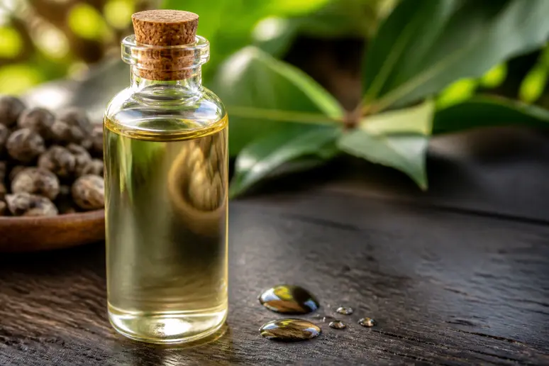 Bouteille d'huile de ricin vierge biologique pour la barbe, texture naturelle.