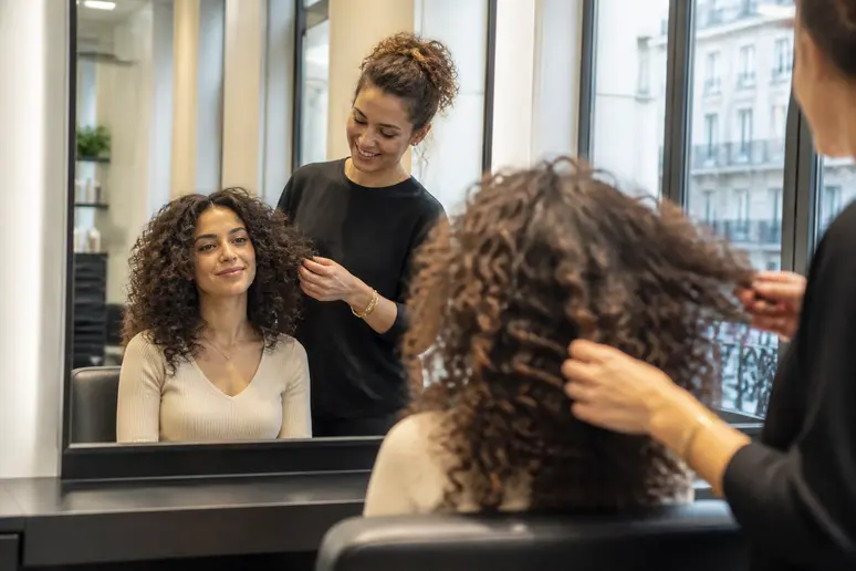 Consultation expert chez un coiffeur spécialisé dans les cheveux bouclés la belle boucle.