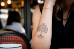 Que signifie vraiment le tatouage de l'Arbre de Vie ?