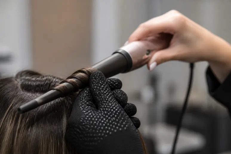Utilisation de l'embout conique avec le gant thermique pour boucler les cheveux avec le babyliss air style 1000