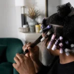 Utilisation de bigoudis pour permanente pour boucler les cheveux à la maison
