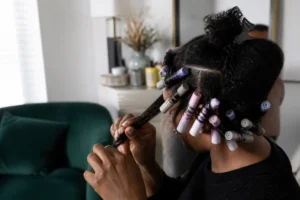 Utilisation de bigoudis pour permanente pour boucler les cheveux à la maison