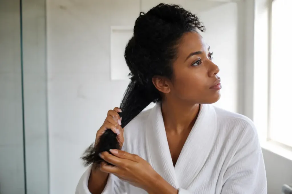 Comment coiffer ses cheveux frisés sans frisottis selon leur porosité ?