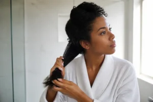 Comment coiffer ses cheveux frisés sans frisottis selon leur porosité ?