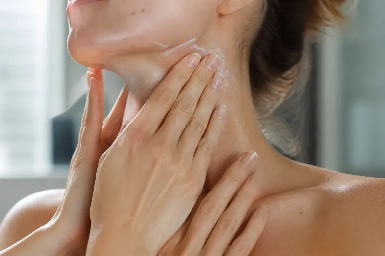 Application consciente d'un soin hydratant lors d'un rituel slow living quotidien