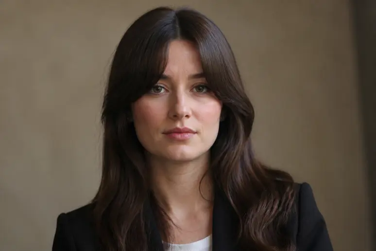 Encadrement net et visible d'une frange rideau autour du visage
