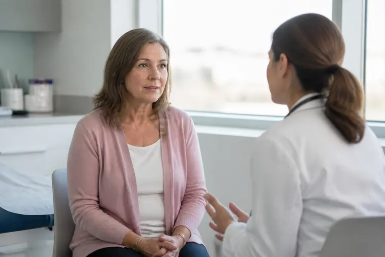 Consultation médicale pour un lifting du visage et discussion sur la prise en charge