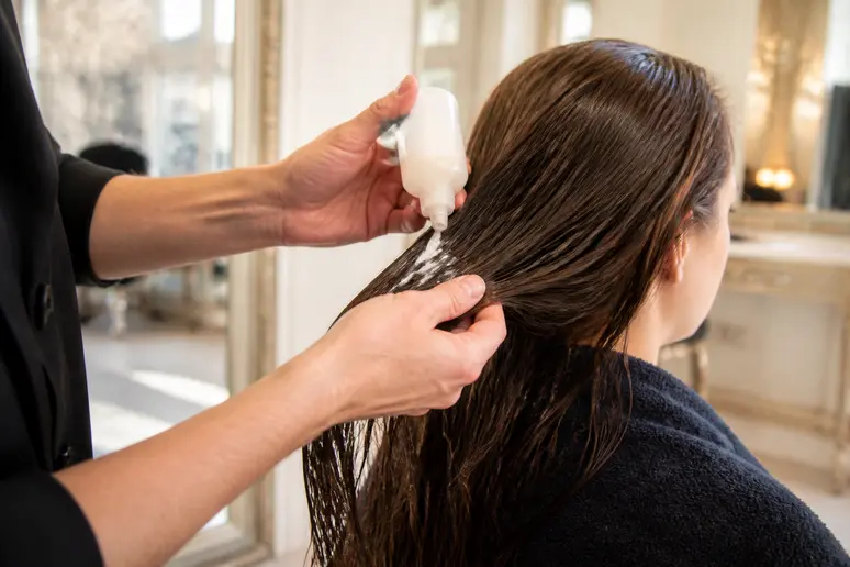 Application précise d'Olaplex N°3 par un coiffeur français, Olaplex avis sur cheveux humides.