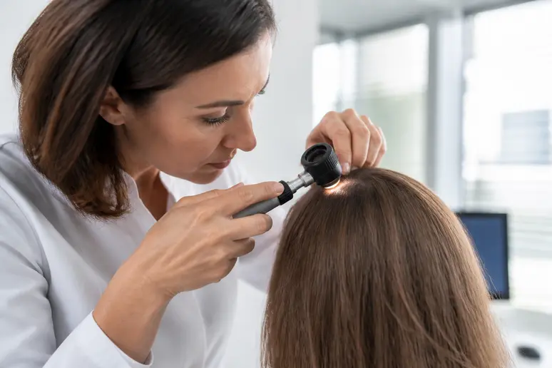 Examen dermatologique du cuir chevelu pour évaluer les plaques de pelade cheveux