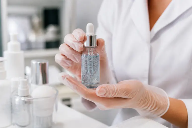 Flacon de gel pour PRX T33 sans injection posé sur une table de soin