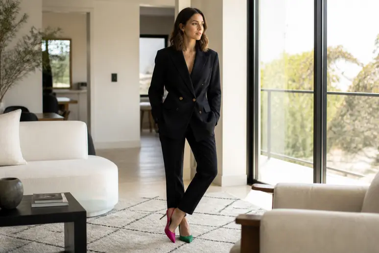 Jeune femme portant un tailleur chic et des chaussures dépareillées pour une tenue originale