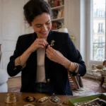 Une jeune femme ajuste un accessoire audacieux sur sa tenue chic détail choc original dans un salon lumineux