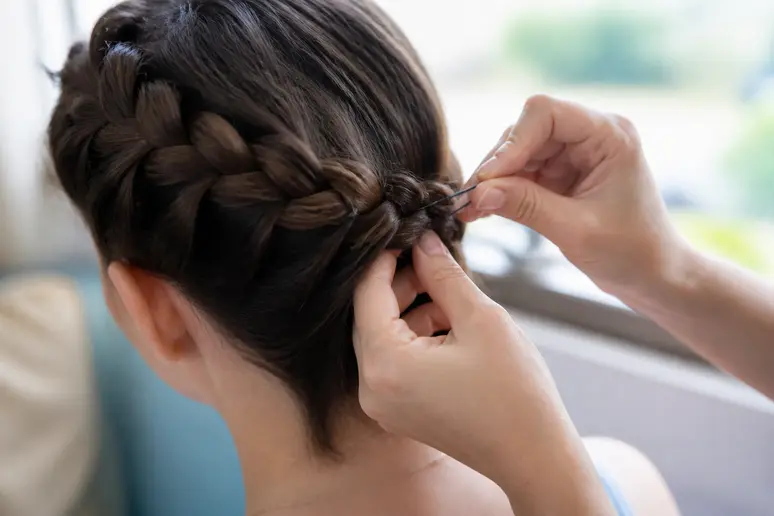 Fixation d une tresse en couronne sur cheveux courts avec des épingles à chignon