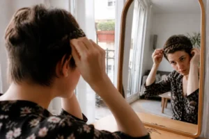 Tuto rapide pour réaliser soi-même une élégante tresse en couronne sur des cheveux courts