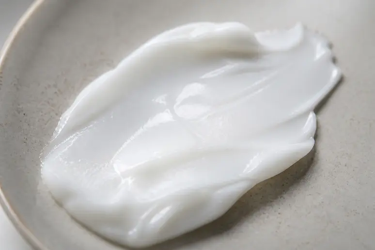 Texture épaisse d'une crème à base d'urée présentée en gros plan sur fond neutre.