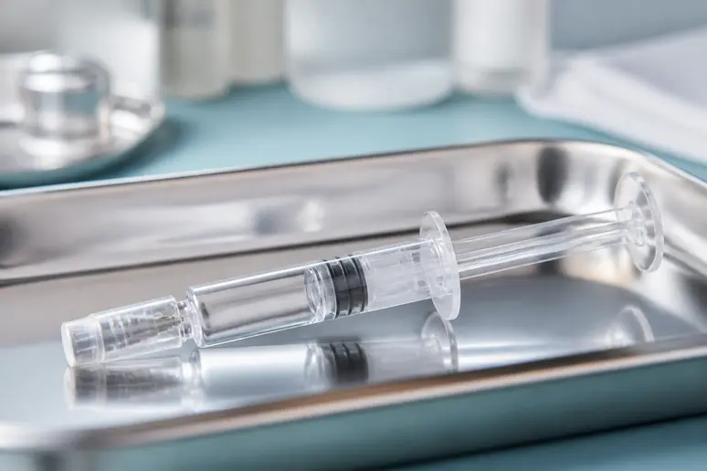 Seringue stérile de gel d'acide hyaluronique utilisée pour atténuer les cernes