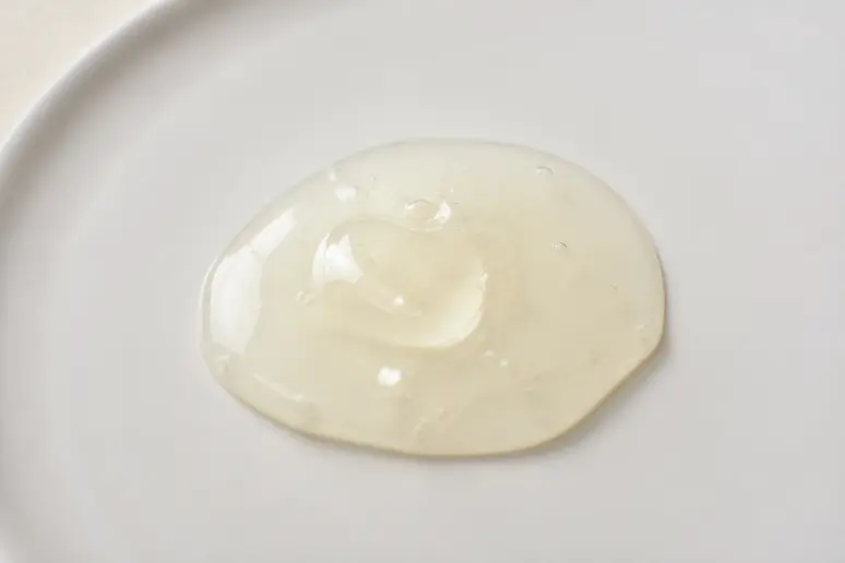 Texture d'un shampoing sans sulfates protecteur pour préserver l'éclat du brun moka