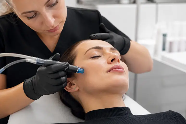 Soin hydrafacial réalisé en institut avec l embout d aspiration vortex sur la peau
