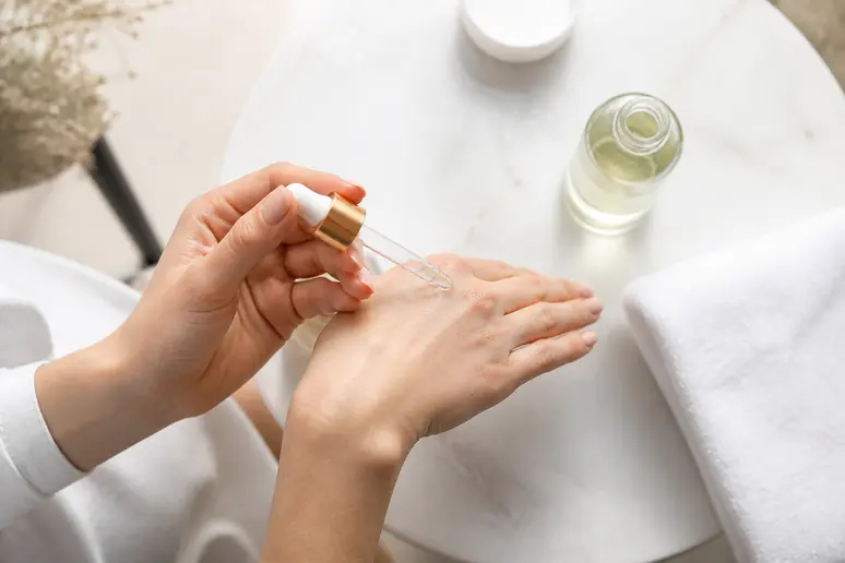 Application d un sérum hydratant après une séance d hydrafacial pour apaiser l épiderme