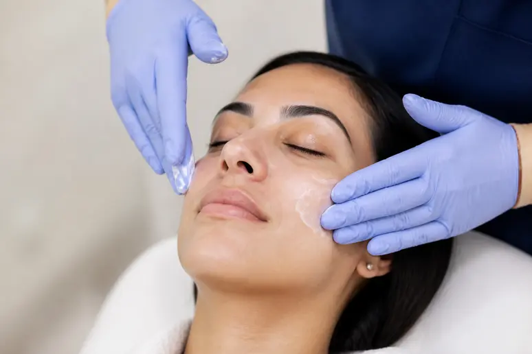 Application de soins topiques sur le visage pour le Korean lift