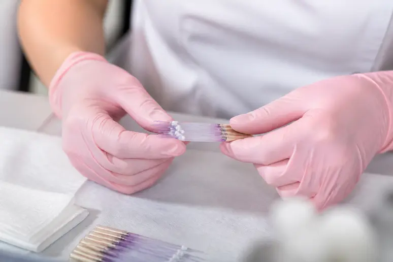 Manipulation de fils de soie pour le soin tenseur du visage