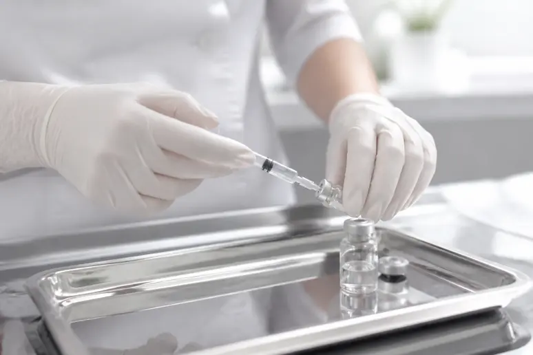 Praticien préparant une seringue stérile pour une séance de skinbooster prix résultats avis en cabinet