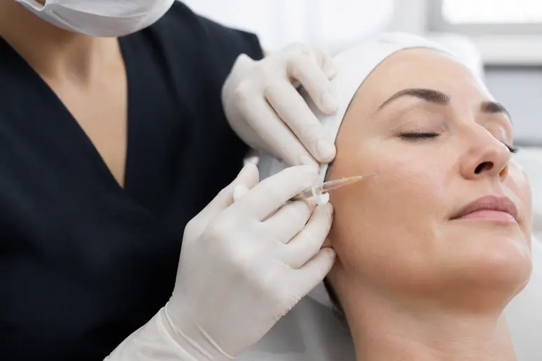 Praticien effectuant une injection précise avec une micro-canule sur le visage