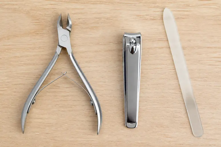 Matériel adapté pour couper les ongles de pieds épais et durs en toute sécurité