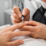 Manucure russe : technique à la ponceuse et risques réels Gros plan sur une manucure russe réalisée avec précision en institut de beauté