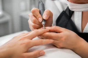 Gros plan sur une manucure russe réalisée avec précision en institut de beauté