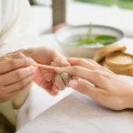 Bilan manucure japonaise : des ongles réparés ou affinés ? Un bilan manucure japonaise réalisé dans un salon lumineux avec des soins naturels sur les ongles.