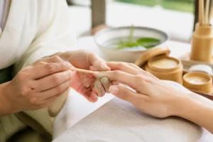 Un bilan manucure japonaise réalisé dans un salon lumineux avec des soins naturels sur les ongles.